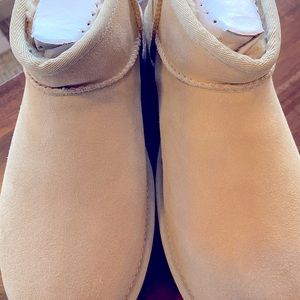NIB. Ugg MUSTARD SEED. WOMENS Size 9 ULTRA CLASSIC MINI PLATFORM BOOTIES.